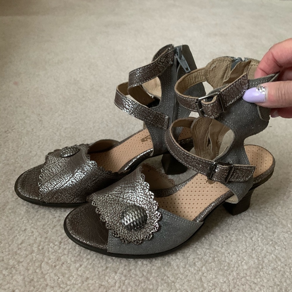 Casts Sandals NWOT